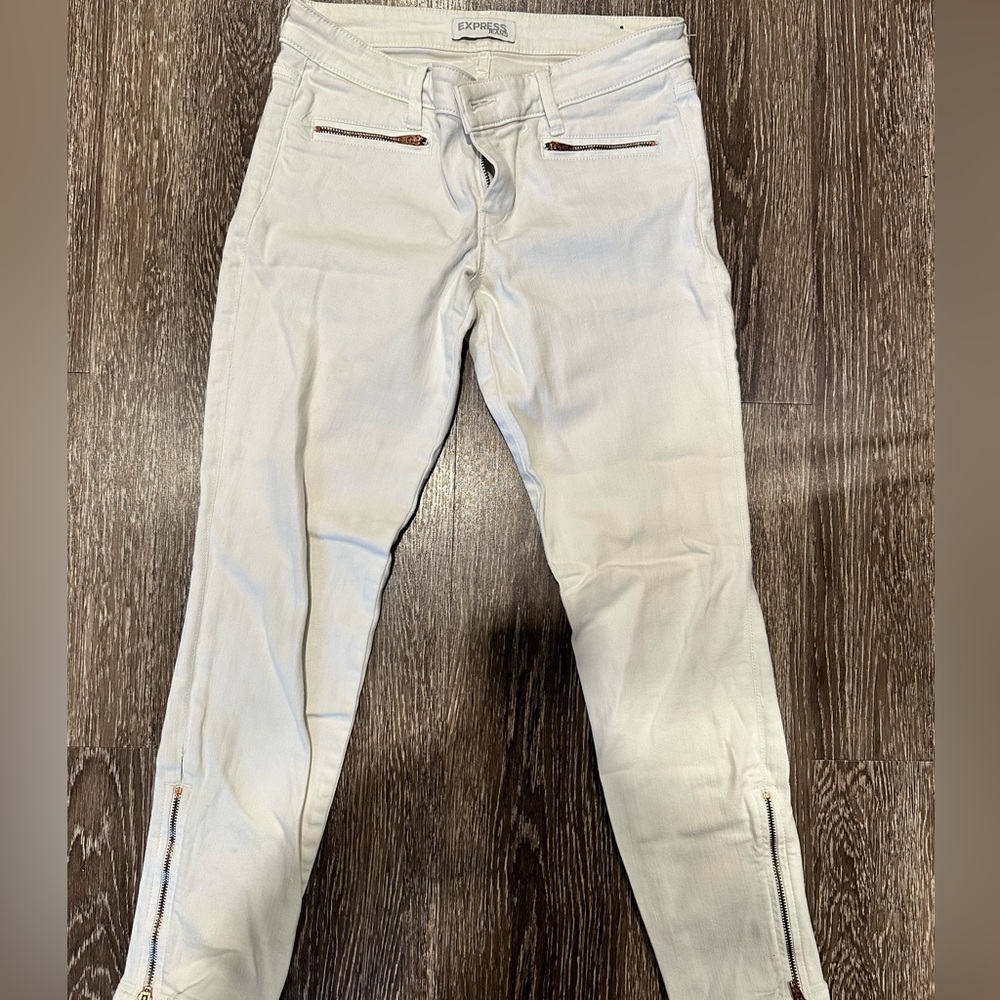 Express white ankle jeans with gold zipper detail
